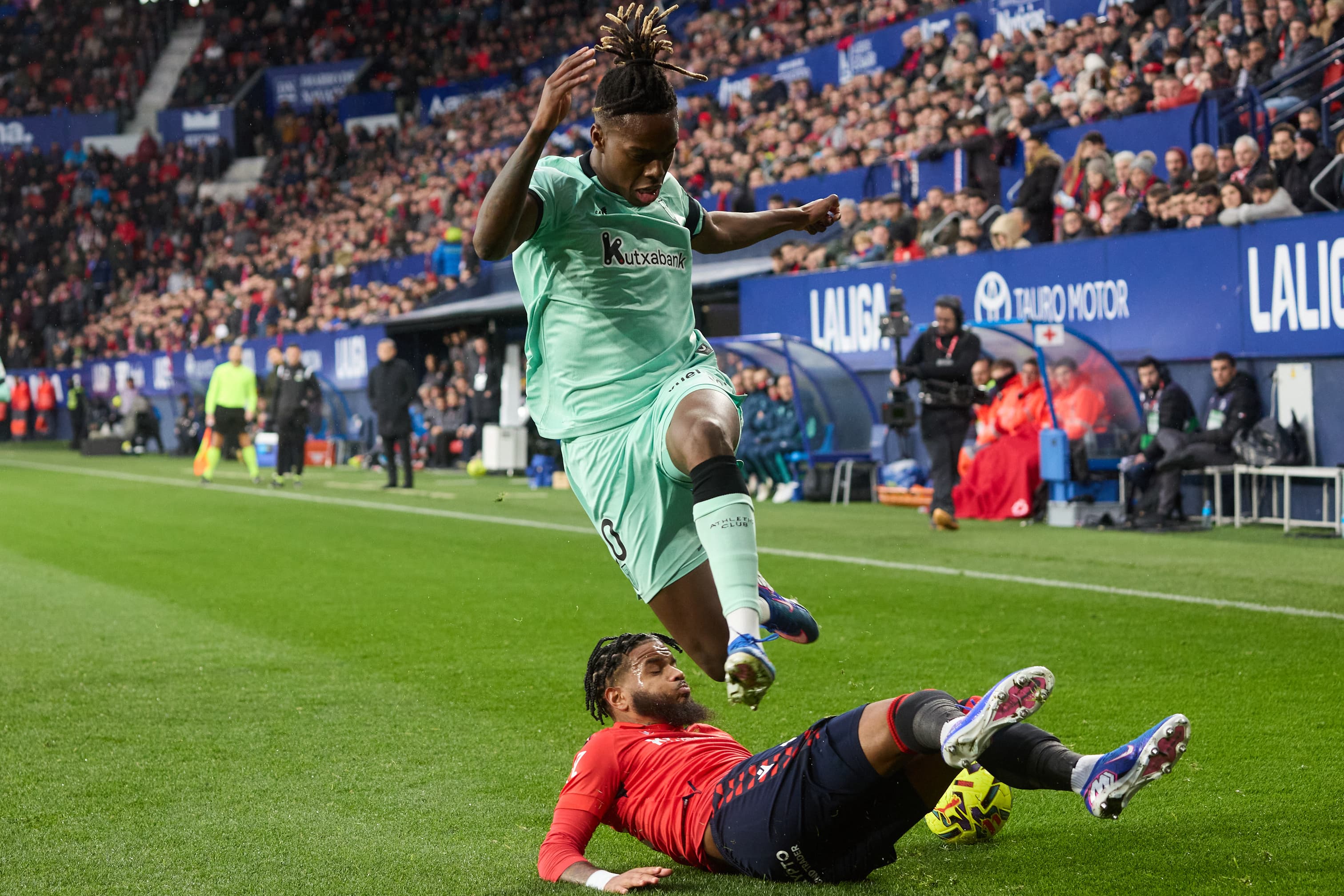 Nico Williams (10. Athletic Club) and Valentin Rosier (19. CA Osasuna) during the football match of LaLiga EA Sports between CA Osasuna and Athletic Club played in Pamplona (Spain) on 3 January 2026. Credit: Iñigo Alzugaray