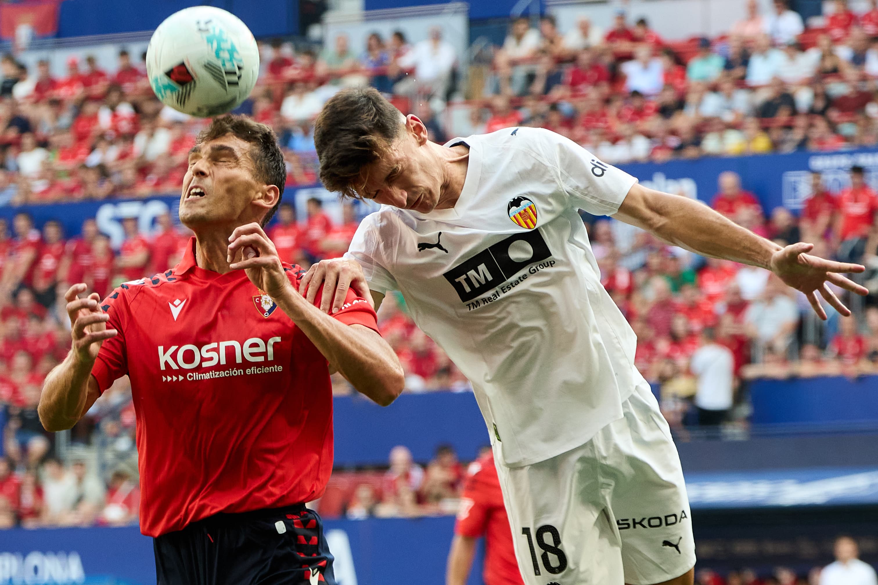 Lucas Torró (6. CA Osasuna) and Pepelu García (18. Valencia CF) during the football match of LaLiga EA Sports between CA Osasuna and Valencia CF played in Pamplona (Spain) on 25 January 2026. Credit: Iñigo Alzugaray
