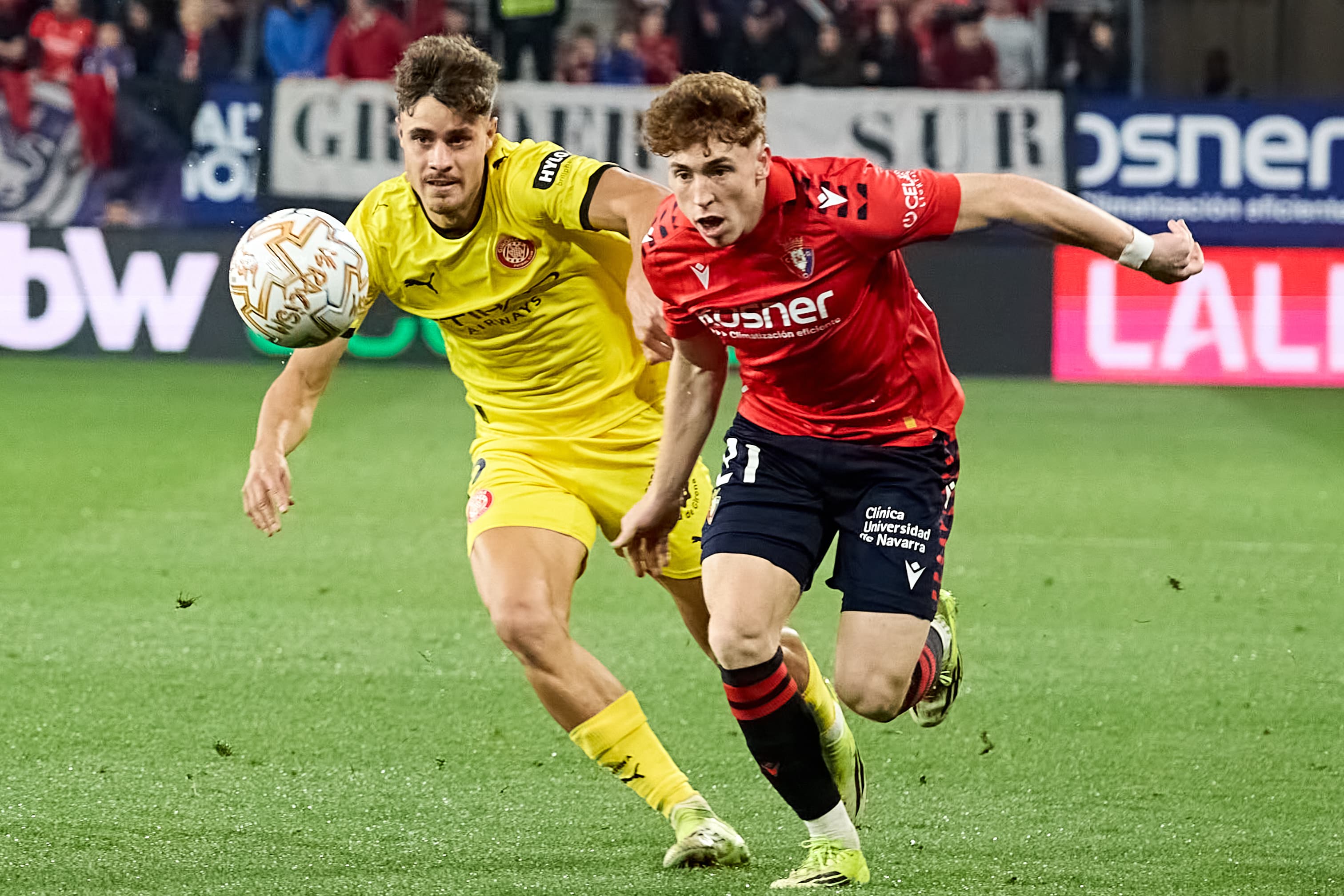 Hugo Rincón (2. Girona FC) and Víctor Muñoz (21. CA Osasuna) during the football match of LaLiga EA Sports between CA Osasuna and Girona FC played in Pamplona (Spain) on 2 November 2025. Credit: Iñigo Alzugaray