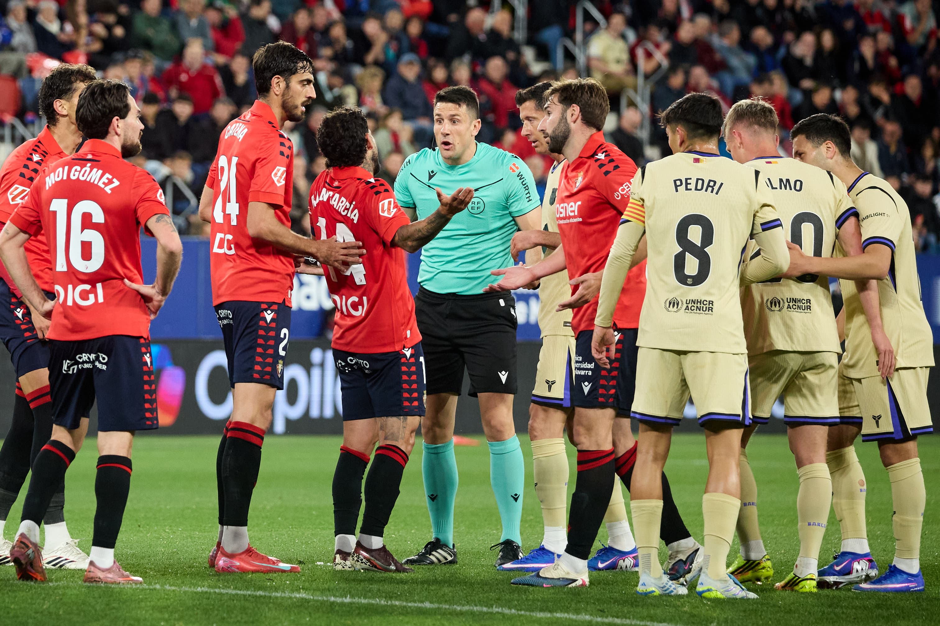 CA Osasuna and FC Barcelona players protest a call to match referee Alejandro Isidro Díaz de Mera during the football match of LaLiga EA Sports between CA Osasuna and FC Barcelona played in Pamplona (Spain) on 2 May 2026. Credit: Iñigo Alzugaray