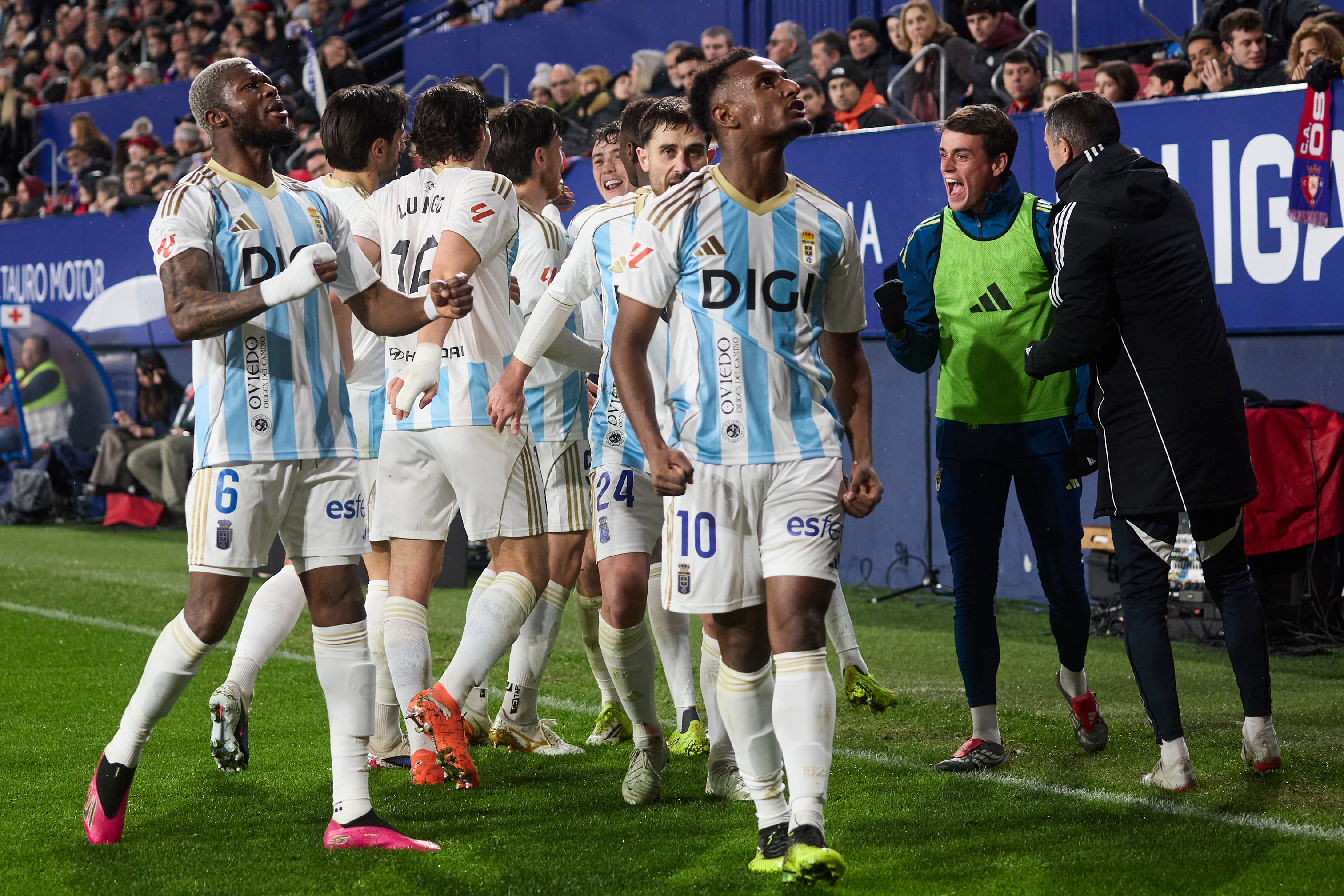 Real Oviedo players celebrate a goal by Federico Viñas (0-1) during the football match of LaLiga EA Sports between CA Osasuna and Real Oviedo played in Pamplona (Spain) on 8 February 2026. Credit: Iñigo Alzugaray