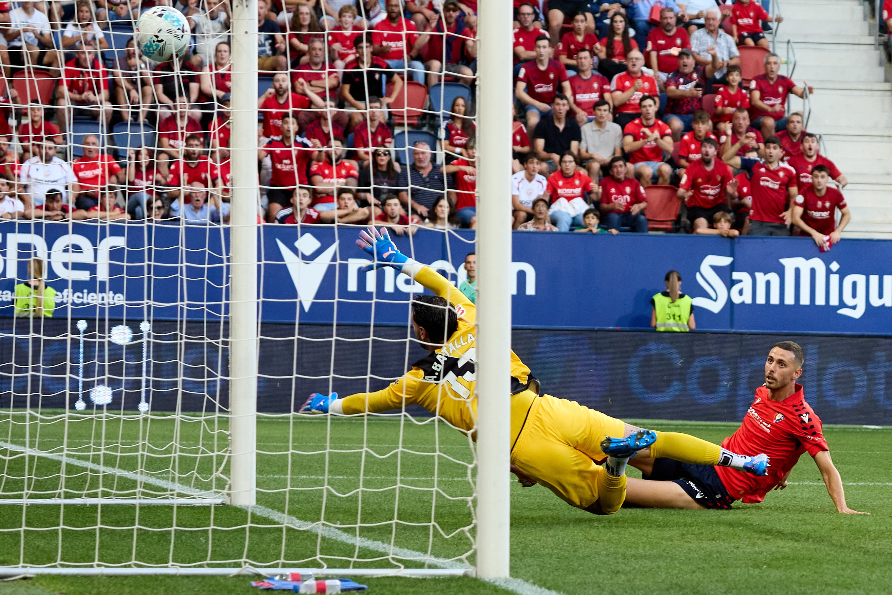 Raúl García (9. CA Osasuna) scores a goal (1-0) during the football match of LaLiga EA Sports between CA Osasuna and Rayo Vallecano played in Pamplona (Spain) on 14 December 2025. Credit: Iñigo Alzugaray
